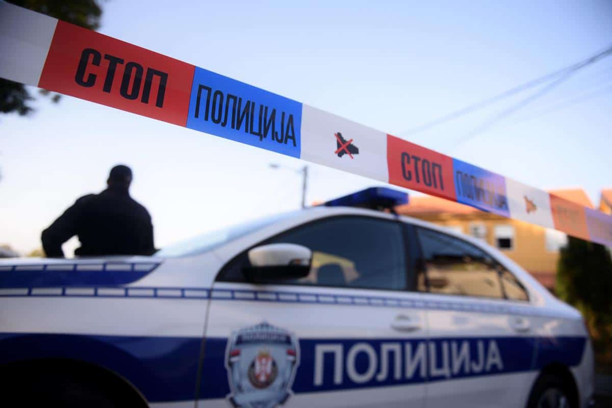 “KOMŠIJA NEPOMIČNO LEŽI, DOK MU SINA STAVLJAJU U KOLA! BEZBEDNJAK SE PAKUJE I BEŽI, ZAPISUJEM MU TABLICE…” Očevidac opisao detalje krvave svađe kod Kovina