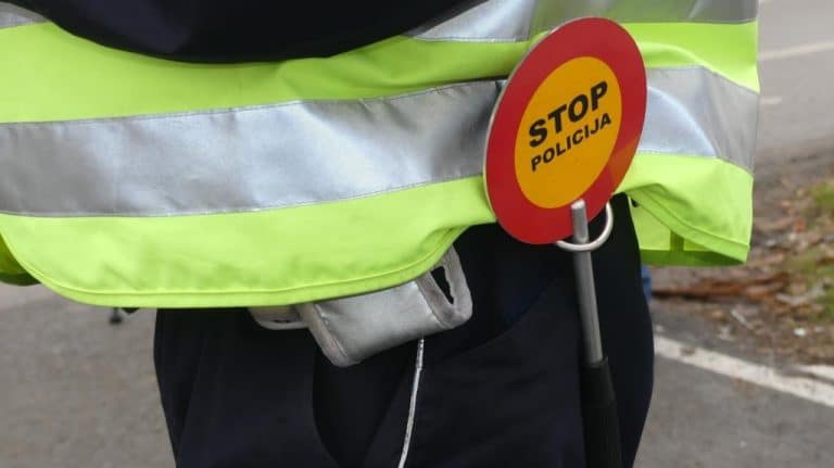 PIJAN VOZIO DEČJU EKSKURZIJU Saobraćajna policija  u Nišu isključila vozača (54) autobusa zbog bahate vožnje