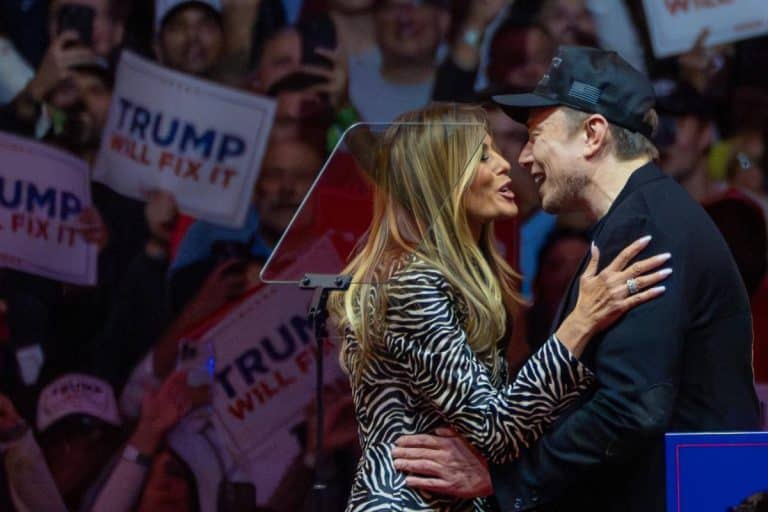 Pop kulturaPop kulturaSvi su šokirani koga je Ilon Mask doveo u Trampov izborni štab: Najbogatiji čovek na svetu ne prestaje da iznenađujeReagujKomentarišiReagujKomentariši