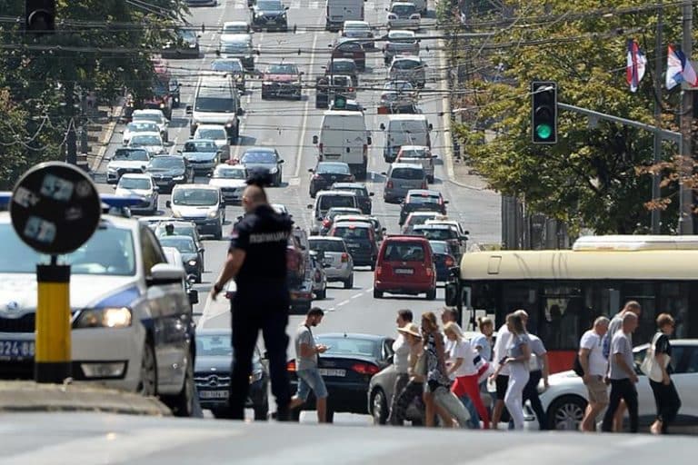 BeogradBeogradPETAK UZIMA DANAK, POČEO ŠPIC U BEOGRADU: Zakrčeni mostovi i centar, automobili mile u dugim kolonama, gužve i na izlazima iz grada – evo gde je najkritičnijeReagujKomentarišiReagujKomentariši