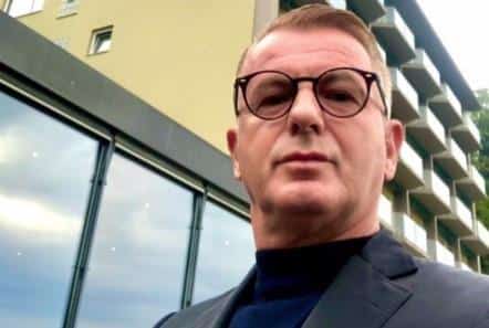 CELA SRBIJA GODINAMA PEVALA NJEGOV HIT, A ON OTIŠAO U NEMAČKU I TAMO SADI LUK! Ovo je najneverovatnija priča na estradi: Živi u kolibi…