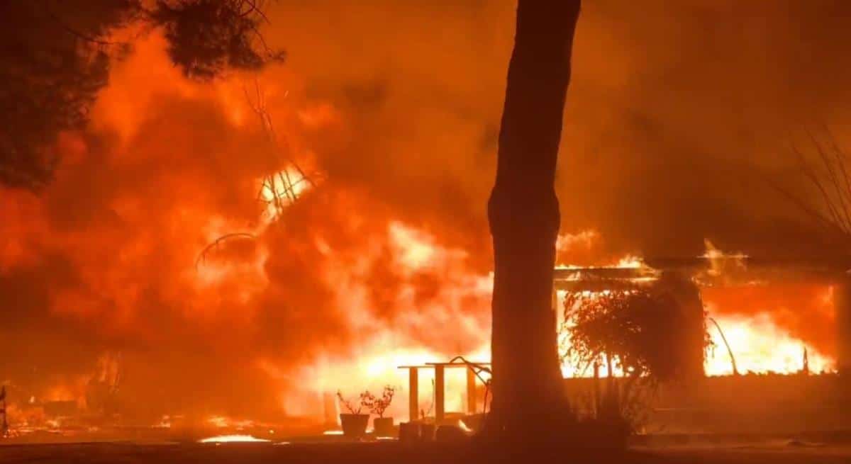 STRAVIČNI POŽARI U AMERICI GUTAJU SVE PRED SOBOM: Ima stradalih, hiljade ljudi napustilo domove, izdata upozorenja! (FOTO, VIDEO)