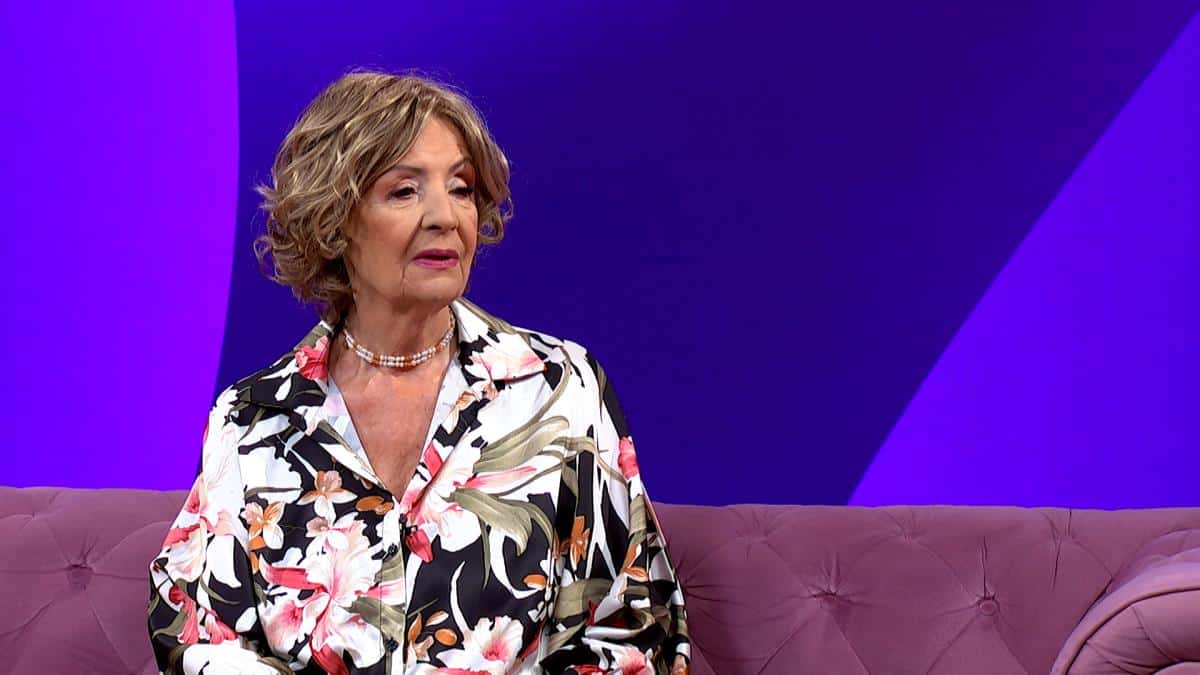 StarsStars"BOJIM SE DA ME NE POKOPAJU POPUT SKITNICE" Naša pevačica ima tri penzije a skuplja novac za sopstvenu sahranu: Štedim jer ne znam kad ću da umremReaguj 1Reaguj 1