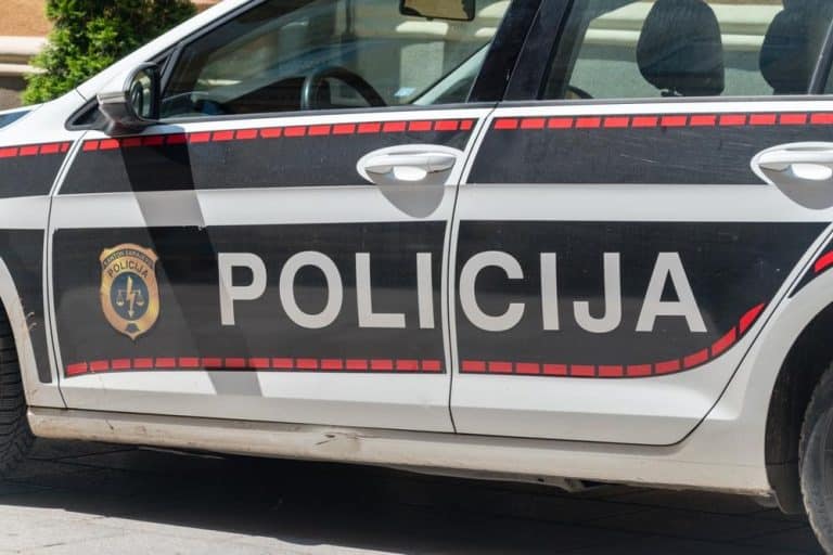 Bosna i HercegovinaBosna i HercegovinaDOMAĆIN IZ TOPČIĆ POLJA DOŠAO DA OBIĐE ŽIVOTINJE, ZATEKAO ŠOK PRIZOR: Bizarna krađa u BiH, ovakav zločin još nije zabeleženReagujKomentarišiReagujKomentariši