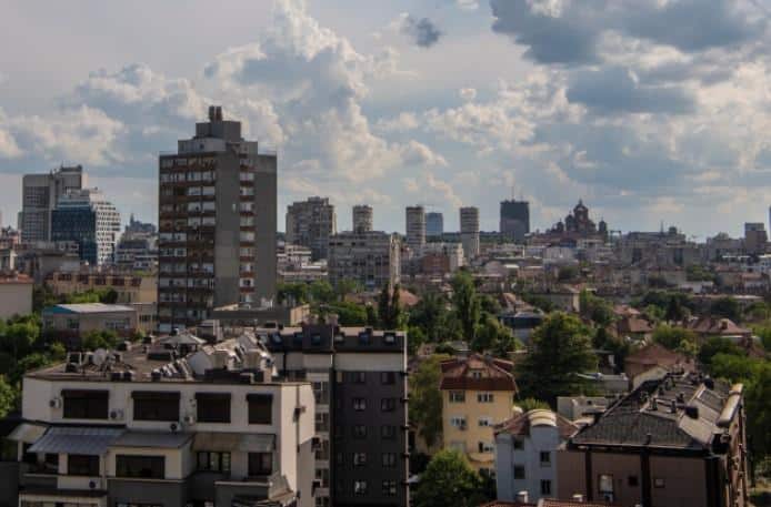 ŠOK SCENA U CENTRU BEOGRADA! Kamion propao kroz asfalt, OSTAO ZAGLAVLJEN nasred ulice (FOTO)