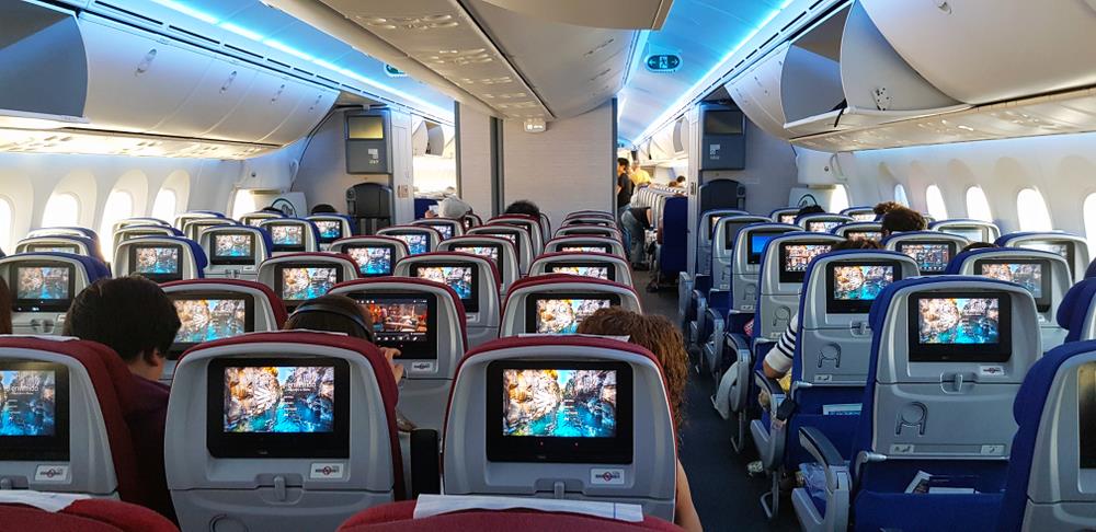 Oznake u avionu o kojima posada mudro ćuti: Stikeri za bezbednost nalaze se odmah pored vas, vi to i ne znate, a evo čemu oni tačno služe