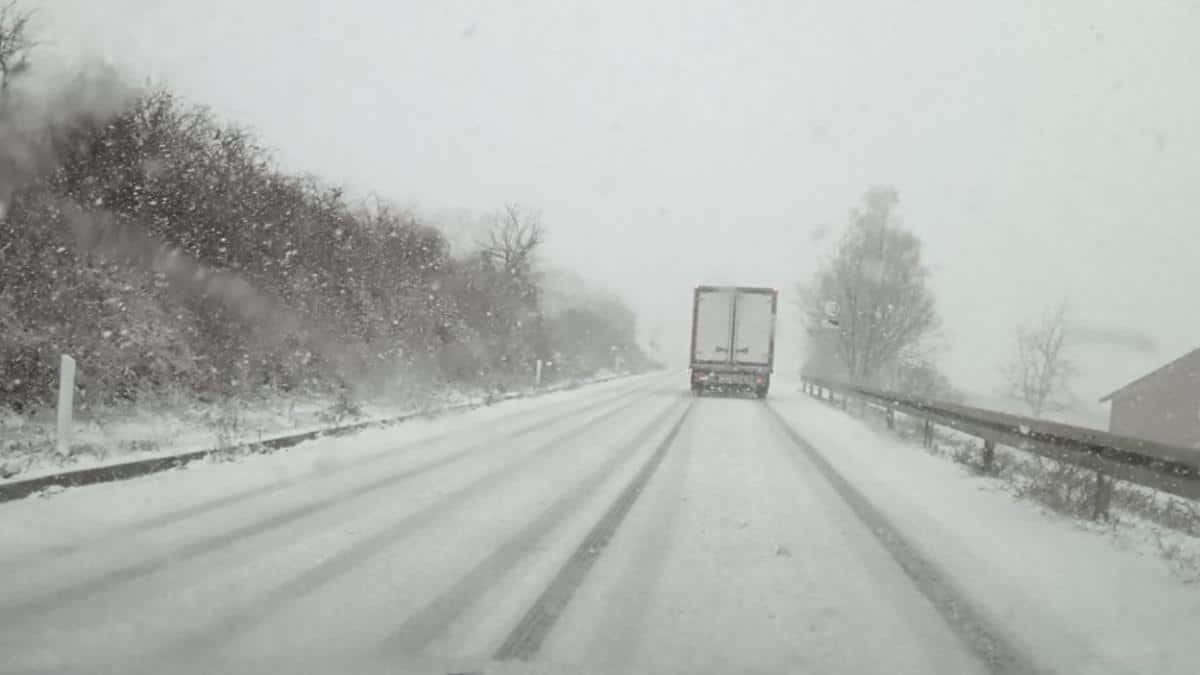 MEĆAVA ZAHVATILA ZLATIBOR, PALO I DO 20 CENTIMETARA SNEGA: Na terenu 14 kamiona, uvedena ZABRANA za ova vozila!