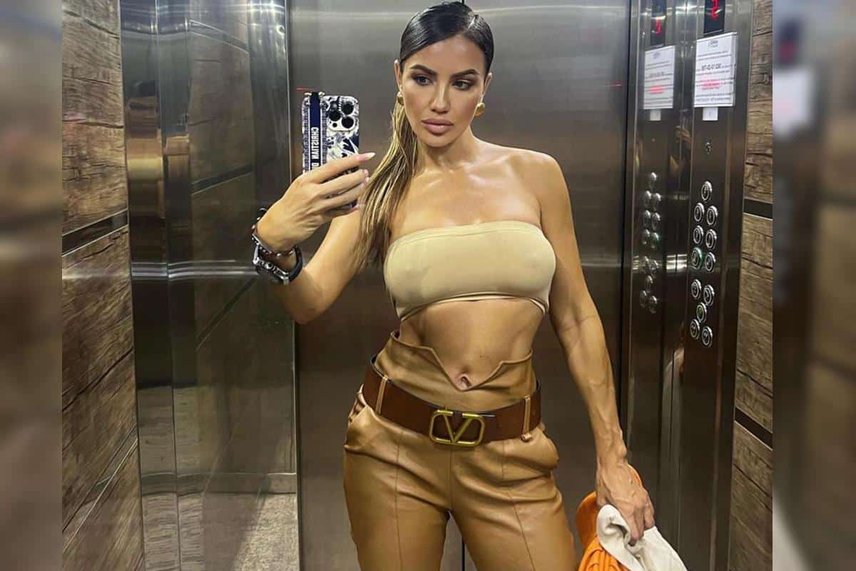 NE RADI NIGDE, A LUKS DESTINACIJE NE ZAOBILAZI! Bila je u grupi “Models”, ne krije OD ČEGA već godinama živi i izgleda KAO AVION (FOTO)