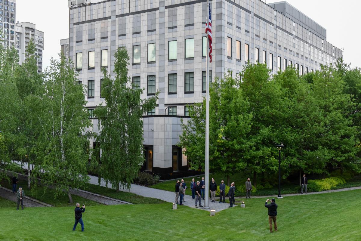 AMERIKA PONOVO OTVARA AMBASADU U KIJEVU! Stejt department ne želi da kaže zašto je privremeno prekinula rad, prošla opasnost od ruskog napada?