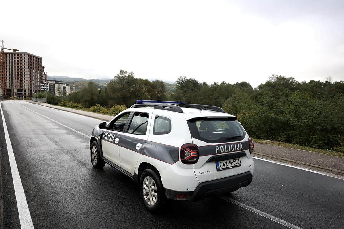 FILMSKA POTERA U BiH ZA UKRADENIM PASATOM: Kradljivac (38) teško povređen, u begu sleteo s puta!