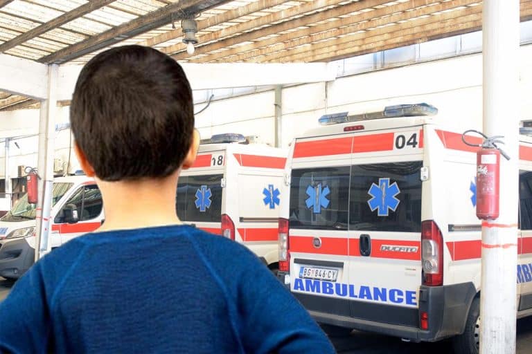 DEČAK SA POVREDAMA GLAVE HITNO PRIMLJEN U BOLNICU U BEOGRADU: Policija ispituje ceo slučaj, evo na šta se sumnja
