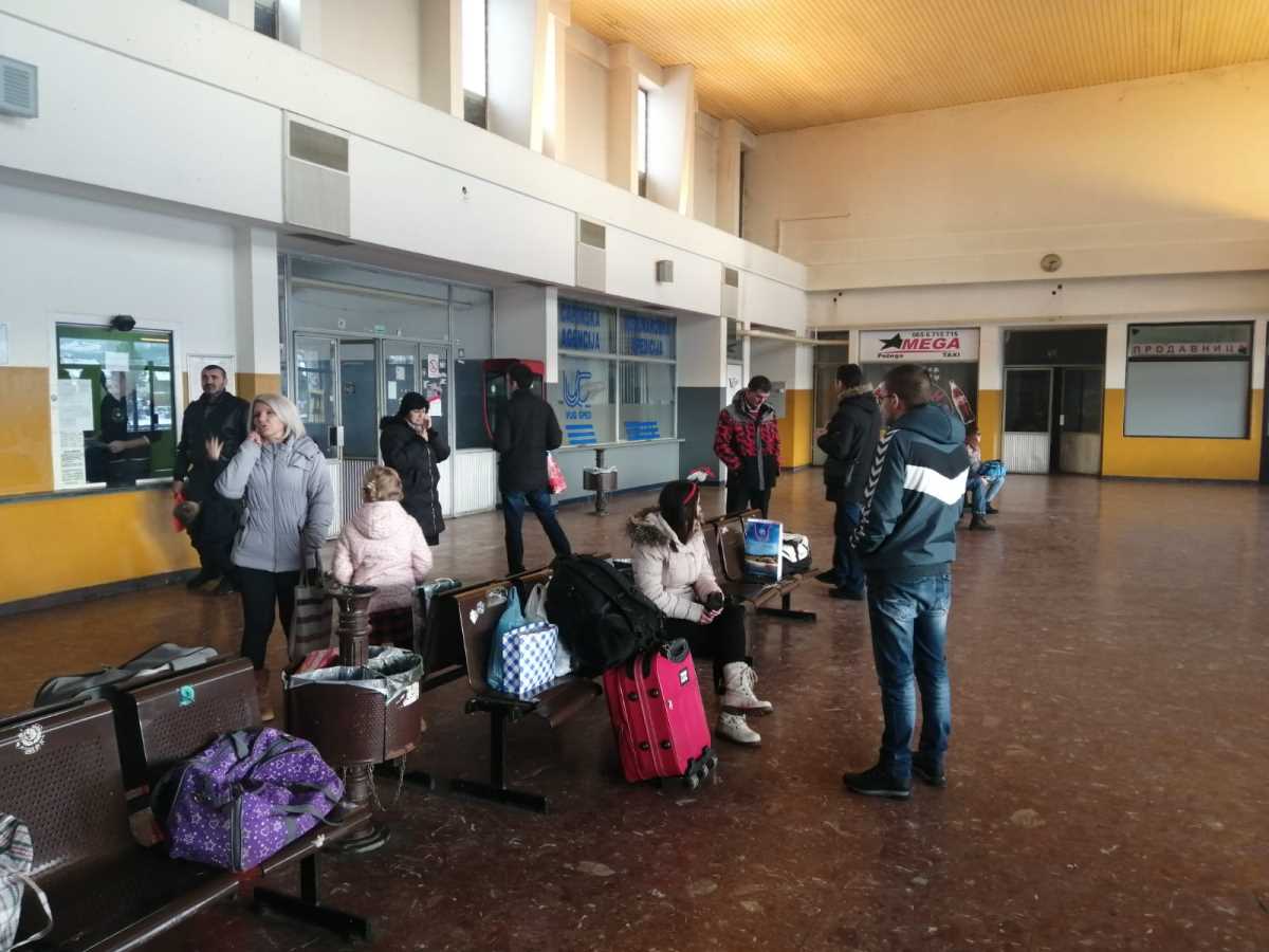 KOLAPS U CRNOJ GORI ZBOG NEISPRAVNIH VOZOVA: Svi polasci iz Podgorice ka Baru i Nikšiću otkazani, putnici usmereni na prevoz autobusima