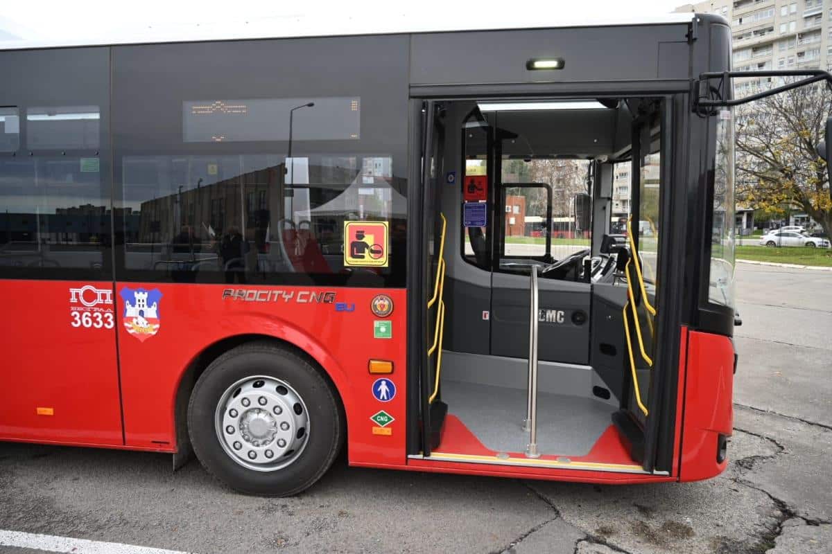 UŽAS NA BANOVOM BRDU: Maloletnici brutalno tukli vozača GSP-a! Divljali po autobusu, on ih opominjao, a onda je usledio HOROR