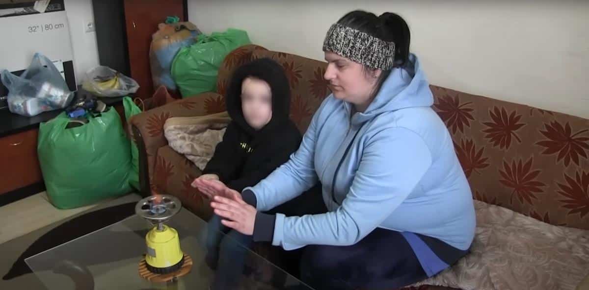 PRAZNIČNO IZNENAĐENJE U PRAVI ČAS! Samohrana majka i sin se grejali na plinsku bocu, a onda su sugrađani pokazali humanost na delu i promenili im živote! (FOTO)
