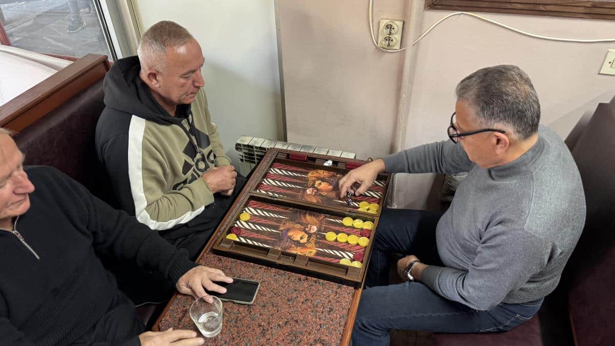 Ljudi se masovno okupljaju u kafedžinicama Novog Pazara: Dolaze sa svih strana, mnogi mesecima pre rezervišu smeštaj da bi prisustvovali ovome! FOTO