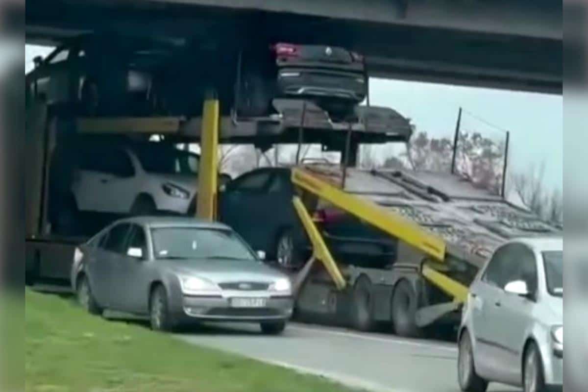 KAKAV JE TO MALER! Neverovatna scena kod Novog Sada, pogledajte šta je vozač kamiona USPEO DA URADI: Stvaraju se velike gužve (VIDEO)