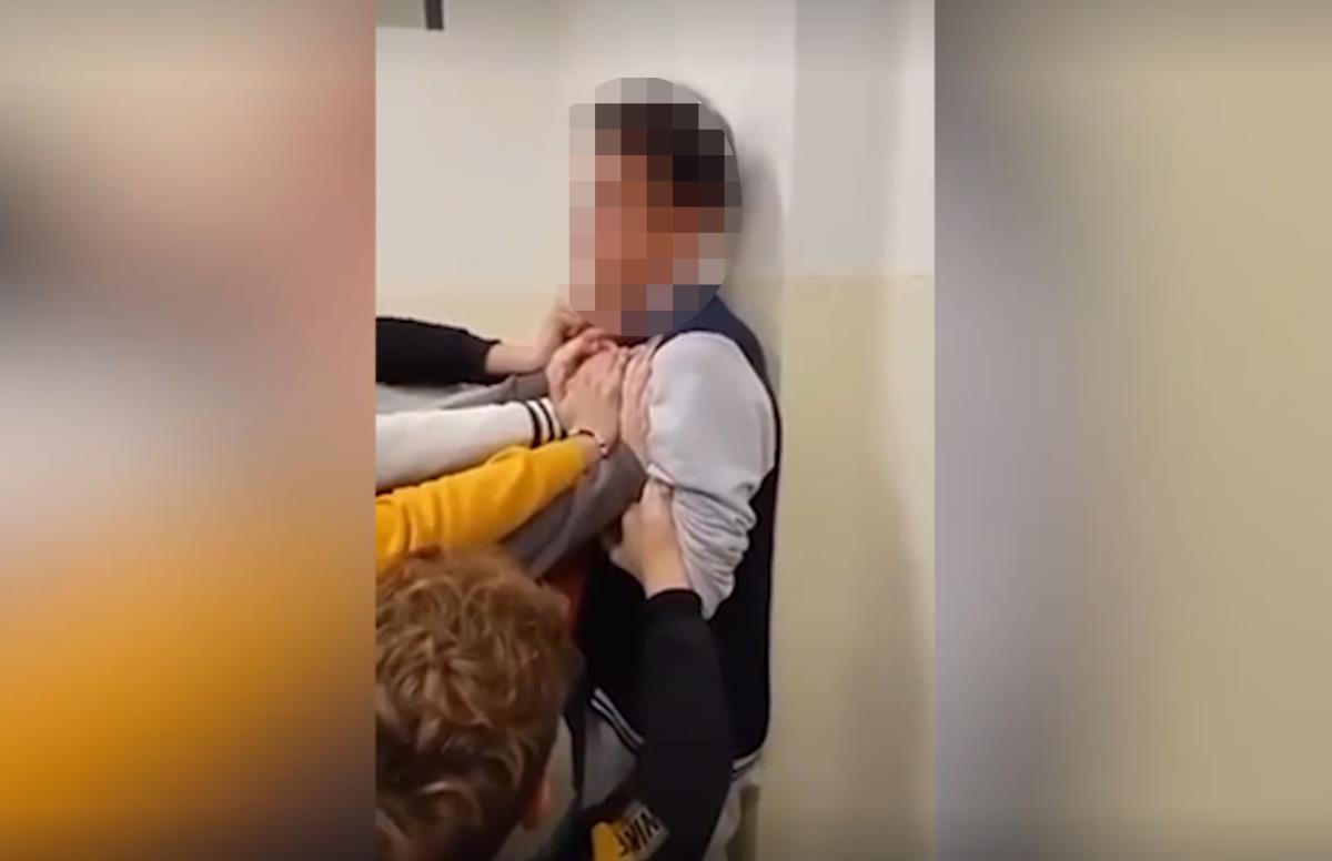 Otac proveravao telefon sina pa slučajno otkrio snimak nastao u školi u Srbiji koji ga je zaledio: “Ovo dete je moglo da umre ili nečije drugo sutra”