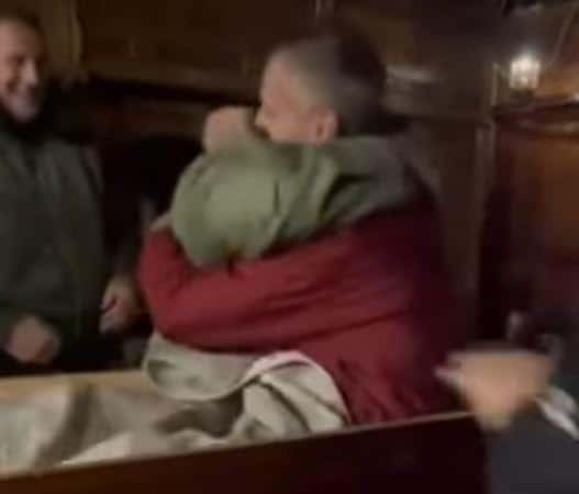 MUŠKARAC (49) USTAO IZ SVOG KOVČEGA, NEZAPAMĆENI ŠOK U PEĆINCIMA! Kad su otkrili šta se stvarno desilo, svi pobesneli – “OVO JE DNO DNA!” (FOTO)