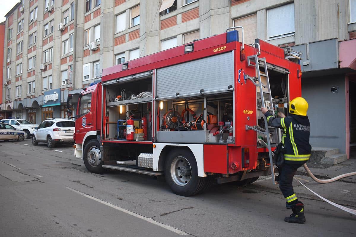 SVE JE KRENULO OD KUPATILA! Vatra progutala bojler, veš-mašinu i sve drugo! Detalji strašnog požara u centru Kikinde, evakuisani stanari iz 42 stana (foto)