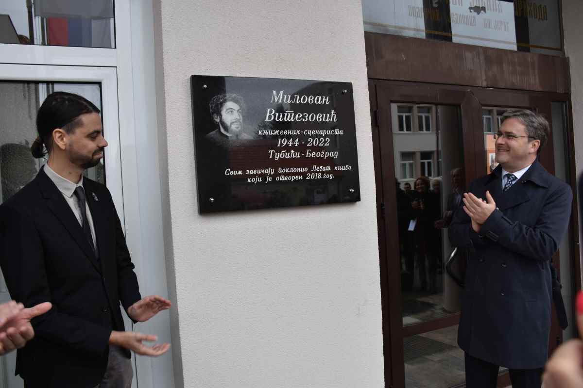 U Kosjeriću otkrivena spomen-ploča Milovanu Vitezoviću! Ministar Selaković: Nedostaje nam naš velikan u naporu da ćirilica povrati starus koji joj pripada