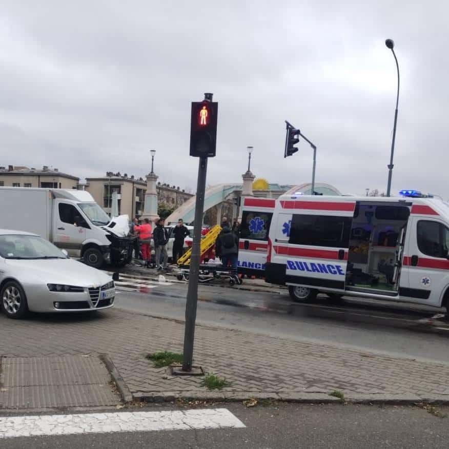 SAOBRAĆAJKA U CENTRU KRAGUJEVCA: Sudarili se automobil i kamion, Hitna pomoć na terenu (Foto)