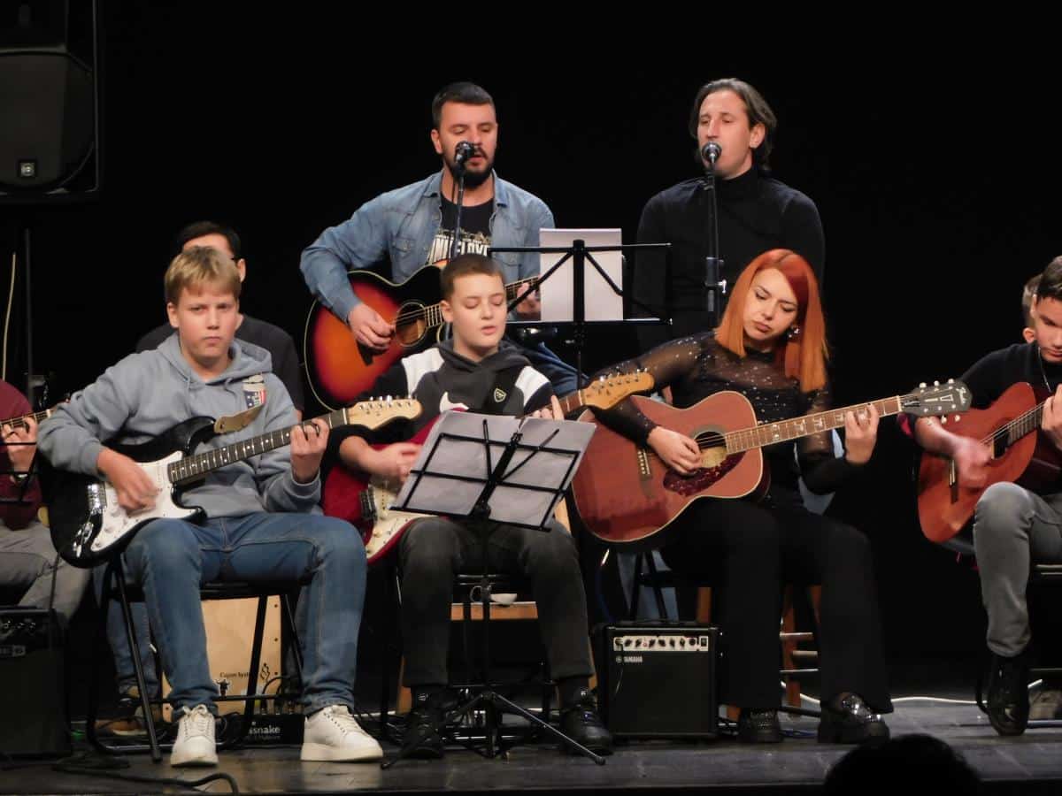 Održan godišnji koncert Škole rok gitare u čast Bori Đorđeviću: Dobro uvežbani mladi gitaristi odsvirali su i otpevali neke od najvećih hitova Riblje Čorbe