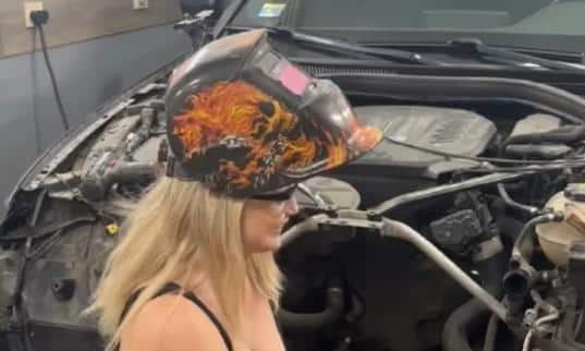 PEVAČICA POSTALA AUTOMEHANIČARKA! Isplivao snimak Maje Nikolić u šok izdanju: Ona popravlja automobil, a čuje se i zaprepašćujući razgovor! (FOTO)