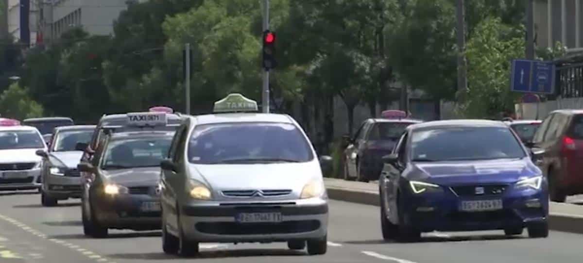 Taksisti aplaudiraju zbog poteza! Majka troje dece ovo nije očekivala: Odvezao nas je do bolnice i uradio… A tek Hitna pomoć (FOTO)