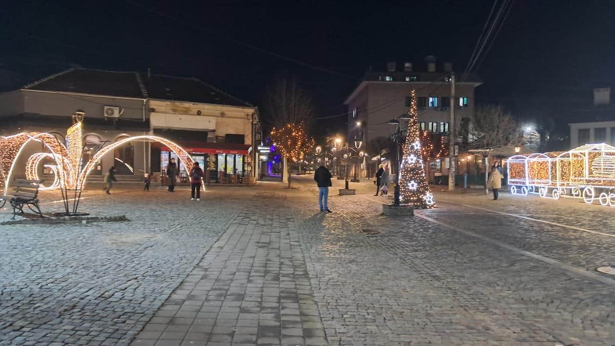 IZMERENO 9 STEPENI, A NA ULICAMA PRAZNIČNO Sunčano i suvo u ovom gradu u Srbiji, ali su pripreme za novogodišnje praznike uveliko u toku (FOTO)