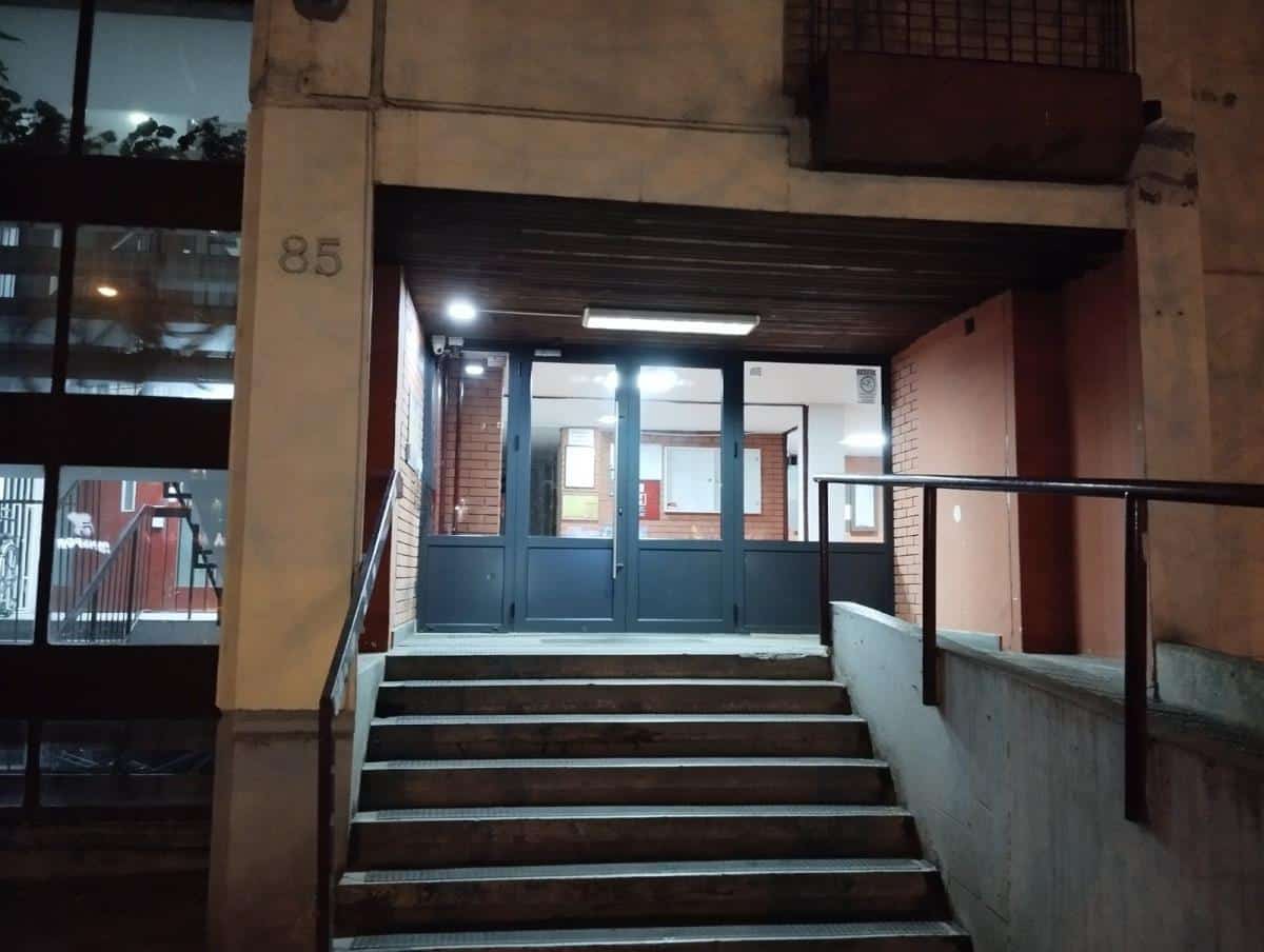 PRVE FOTOGRAFIJE SA MESTA TRAGEDIJE U NOVOM SADU Mladić (19) pao kroz prozor, stanovnici Limana u šoku: “Parkirao sam auto i tada sam čuo glasove” (FOTO)