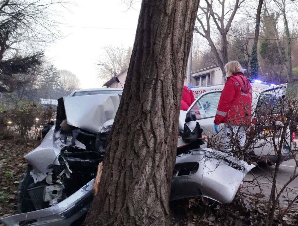 TEŠKA SAOBRAĆAJKA U BANJALUCI! Automobilom se zakucao u drvo! Jeziva scena! Stigli hitna pomoć, vatrogasci i policija  (FOTO)