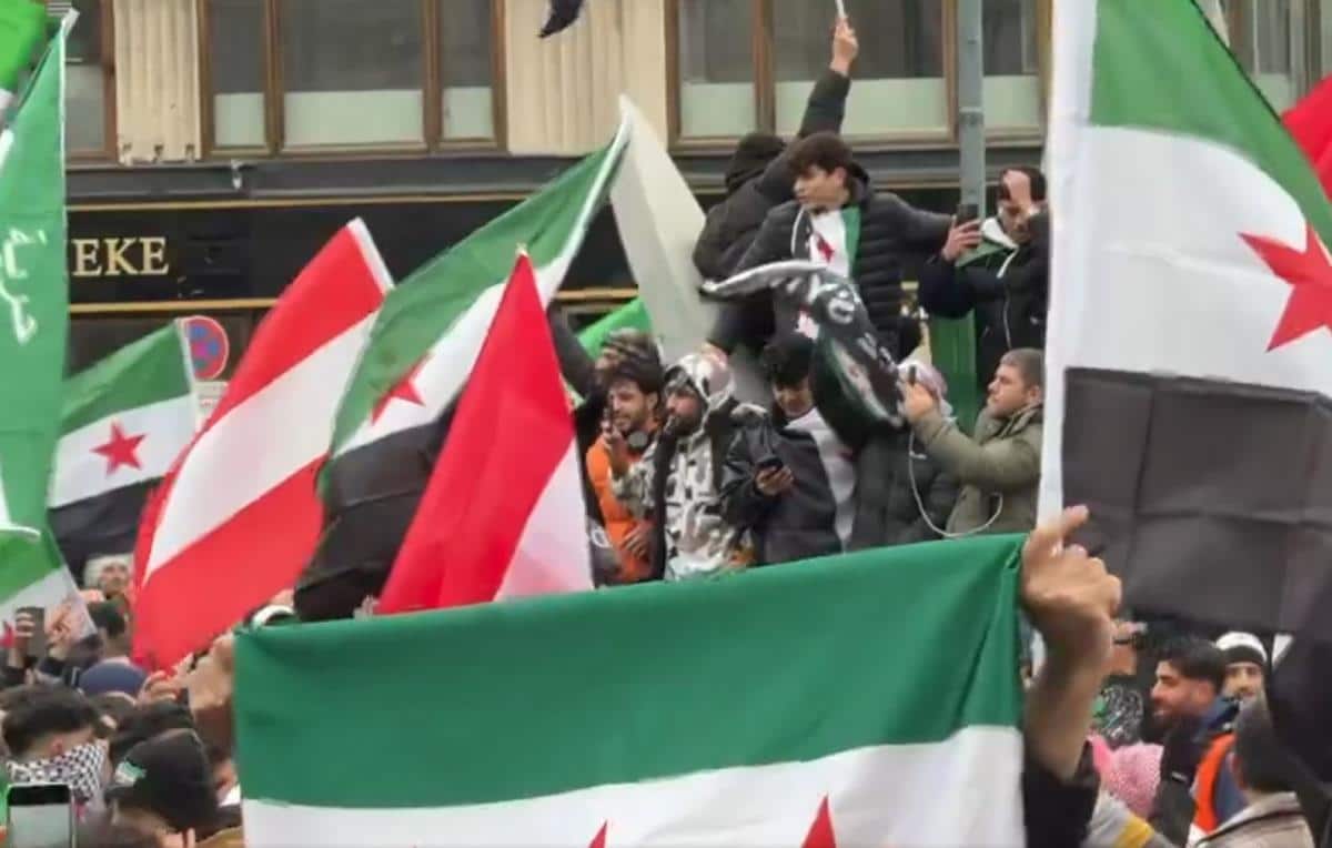 CENTROM BEČA ODJEKUJE “ALAHU AKBAR” Na hiljade ih pristiže, slave pad Bašara al-Asada! Austrijski desničar im poručio: “Sad možete nazad u Siriju” (VIDEO)