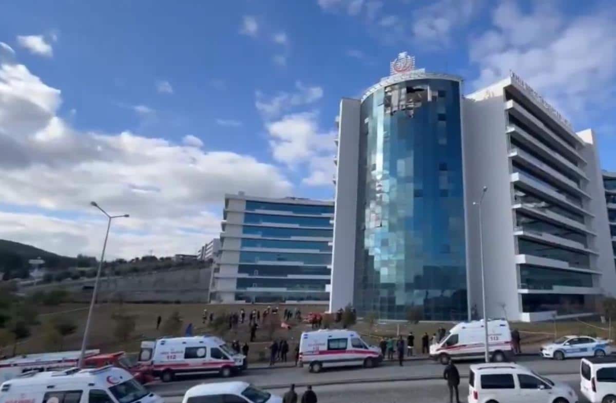 HOROR U TURSKOJ! Helikopter se zakucao u zgradu bolnice! Ima mrtvih! (FOTO/VIDEO)