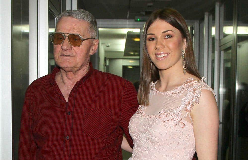 “I TI VERUJEŠ DA TE MUŽ NE VARA” Rijaliti učesnica bila u braku sa 53 godine starijim, varala ga njemu na oči, a sada sve iznenadila (FOTO)