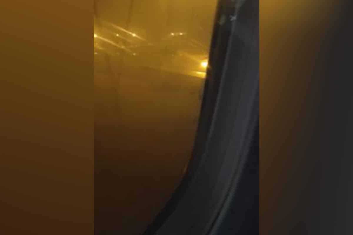 DRAMA U AVIONU, PUTNICI GLEDALI VATRU KAKO IZBIJA! Pilot primoran da odmah prinudno prizemlji letelicu zbog zapaljenog motora (VIDEO)