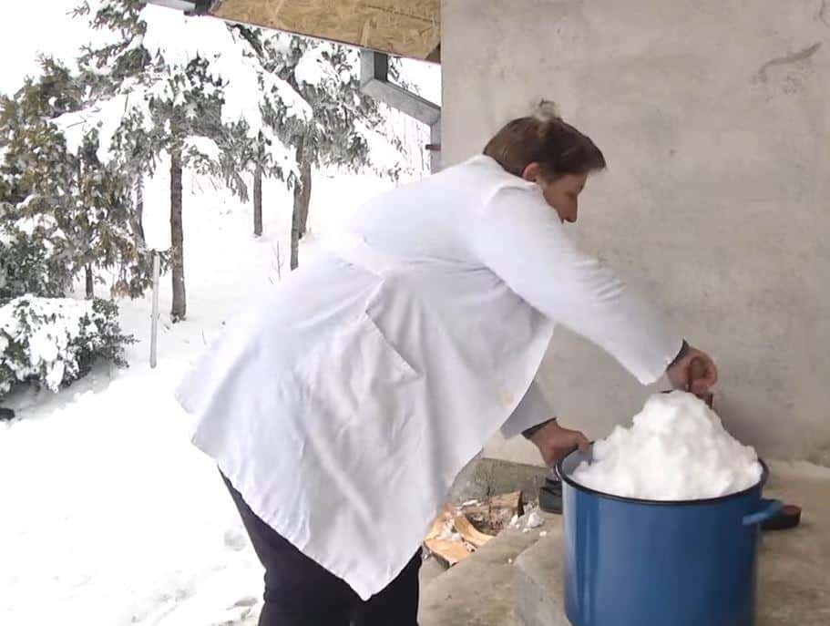 ČUDILA SE ZORICA, A BOGAMI I KOMŠIJE! Odmah došli svojim očima da vide, poneli i čast! Evo šta se zbilo u Božetićima kad mora i sneg da topi u šerpi! (video)