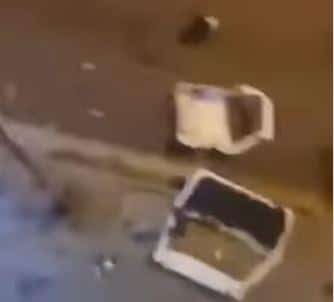 STRAŠNA NESREĆA U PARAĆINU UZELA JEDAN ŽIVOT, POVREĐENO TROJE Auto posle silovitog sudara prepolovljen završio u izlogu, delovi rasuti svud po putu (video)