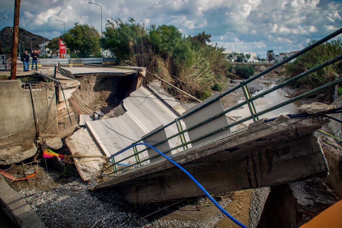 PROGLAŠENO VANREDNO STANJE: Jako nevreme još uvek pustoši Grčku, zabeleženi dramatični snimci, cela mesta su u blatu, čovek umro od hipotermije! (FOTO/VIDEO)