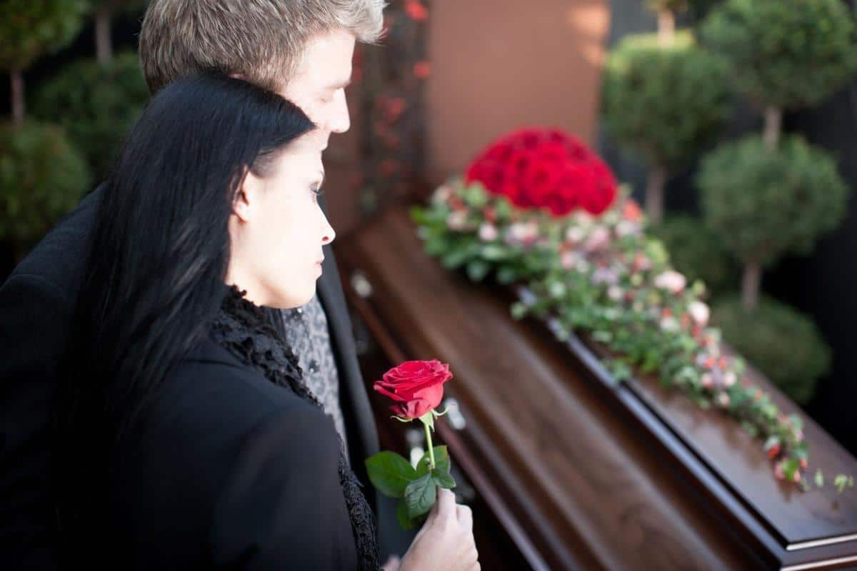 Sad mi je lakše kad te nema…”: Ćerka objavila bizarnu čitulju nakon smrti majke, ljudi osuli paljbu po njoj, “To jednostavno nije prikladno