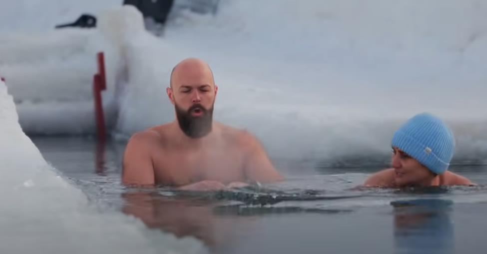 “Sve mi je utrnulo, udaram o led” Radovan iz Srbije ušao u zaleđeno jezero u Sibiru na -11°C: Od samog prizora podilazi jeza (VIDEO)