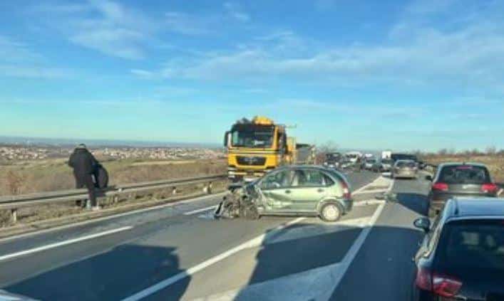 PRVE SLIKE LANČANOG SUDARA KOD RUŠNJA: Učestvovala 3 automobila, jednom prednji deo skroz zgužvan, delovi svud unaokolo, nepregledne kolone vozila (foto)