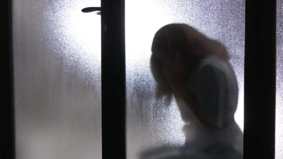 KURIR SAZNAJE! OTKRIVEN HOROR KOD APATINA, OČUH 6 GODINA ZLOSTAVLJAO DEVOJČICU: Trpela torturu od svoje 11. godine! Šamarao je, branio joj da ide u školu…