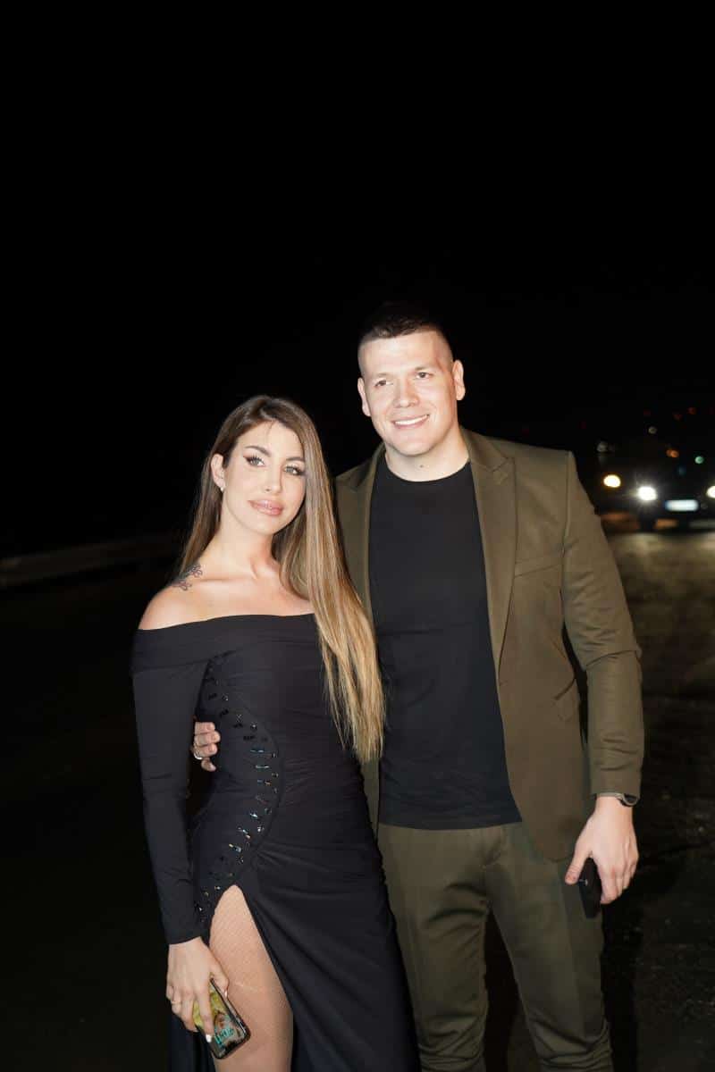 SUPRUGA SLOBE RADANOVIĆA U TOPLESU! Jelena se snimala bez odeće, preko pozadine samo peškirić… Gore mreže (FOTO)