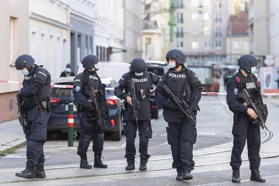 UZBUNA NA BOŽIĆNOM MARKETU U BEČU! Primećen naoružani muškarac, hitno poslata policija!