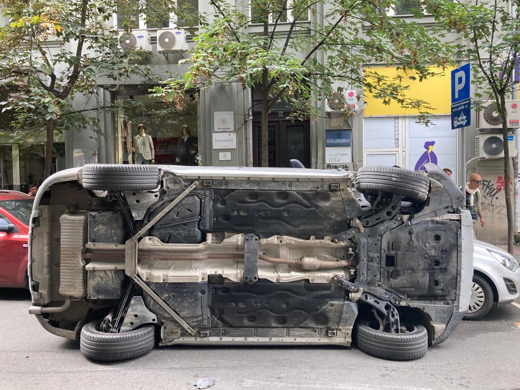 AUTO PREVRNUT, MLADIĆI POBEGLI Saobraćajka u Novom Sadu: Zakucao se u “mečku”, pa završio na  boku – nema povređenih, ali prizor šokirao prolaznike (FOTO)