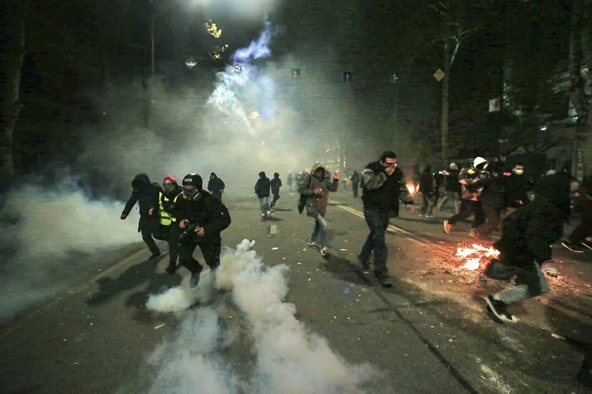 GRUZIJSKI SAN SE PRETVORIO U KOŠMAR, EKSPLOZIJA NASILJA NA ULICAMA Uhapšen opozicioni lider, žestok okršaj demonstranata i policije, haos u zemlji (FOTO, VIDEO)
