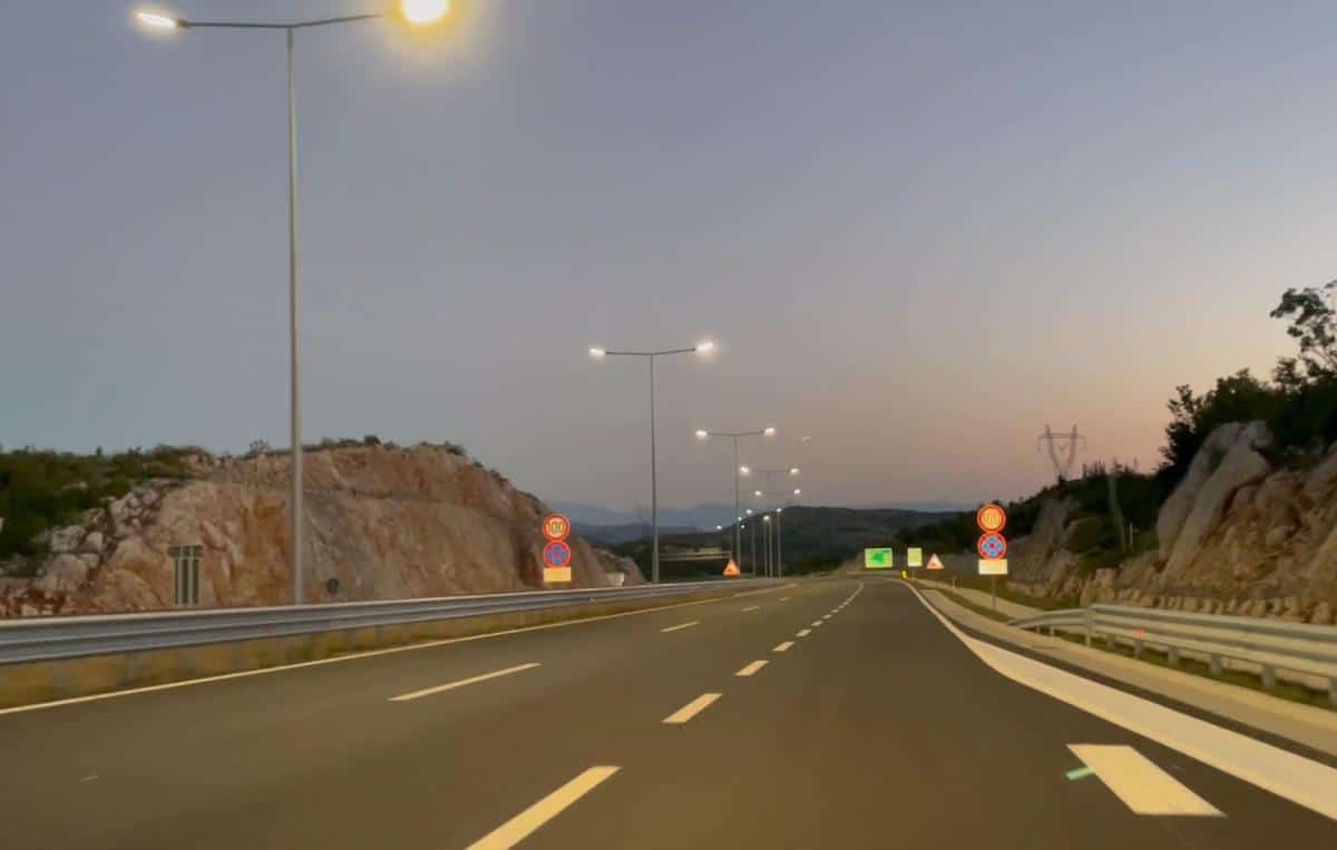 “NA PARKINGU BILI MUŠKARAC I ŽENA KOJA JE PLAKALA” Čačanin doživeo jezivu situaciju: “Skinuo prsten i stavio mi ga u ruku” Narednog jutra saznanje ga je SLEDILO