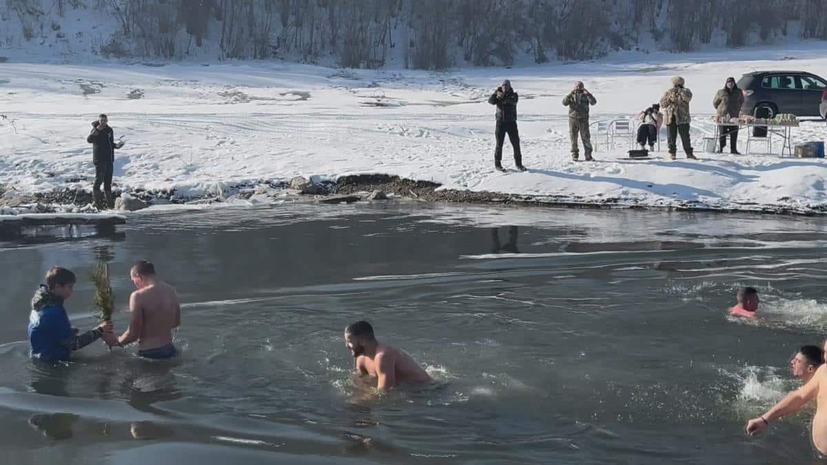 Da bi plivali na Bogojavljenje u Sjenici plivači naišli na “otpor” – ovo niko nije očekivao! Evo šta se zapravo desilo (FOTO)