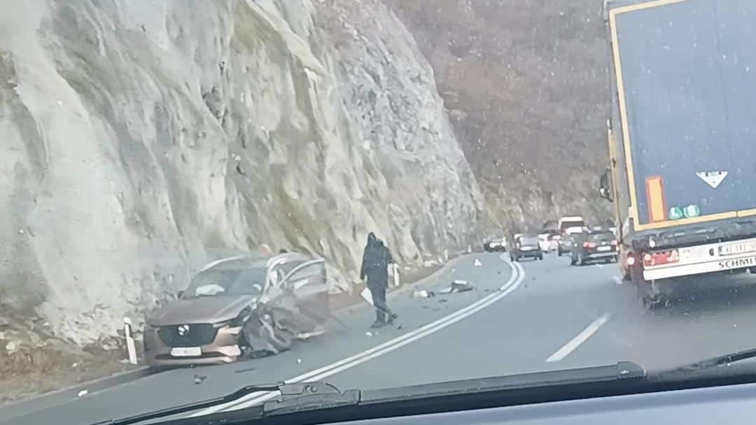 TOČKOVI SE ISKRIVILI, LIM ZGUŽVAN Silovit sudar kod Užica, delovi rasuti svud po putu, saobraćaj usporen (FOTO, VIDEO)
