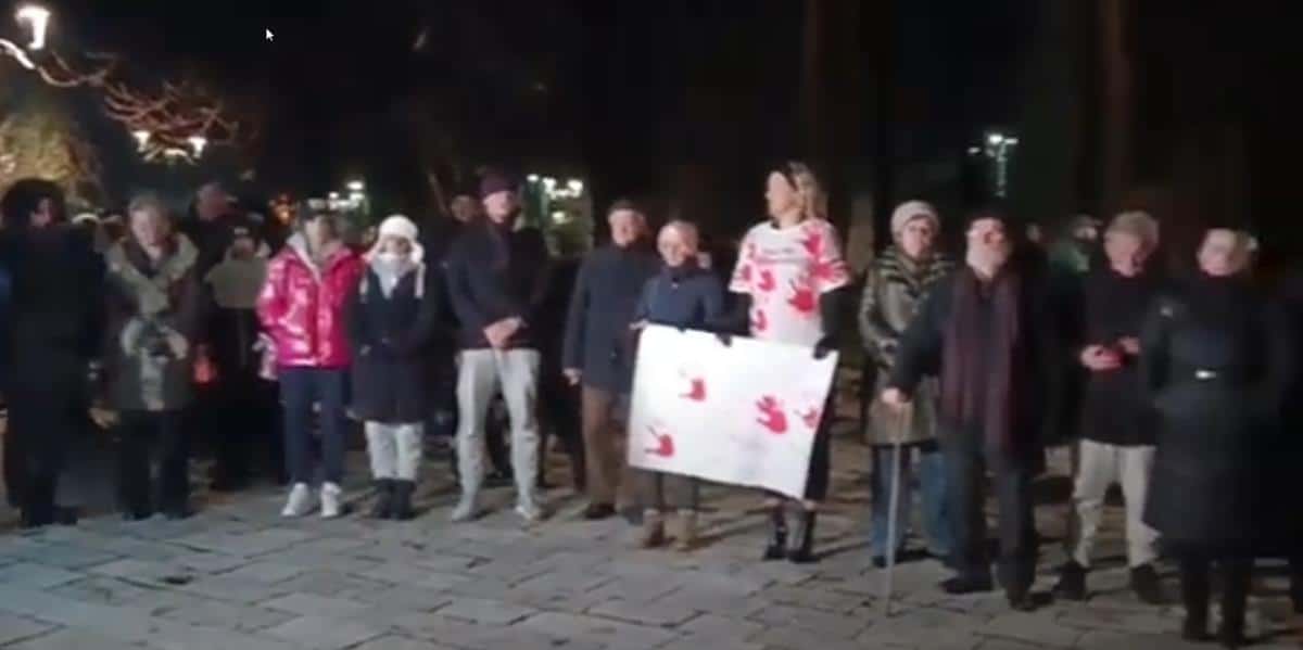 NA CETINJU POČELO OKUPLJANJE GRAĐANA: 12 minuta tišine za nevine sugrađane (VIDEO)